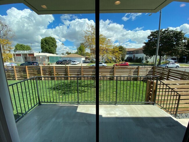 Foto del edificio - NEW SMART*4BD*4BA*TOWNHOME/ROOF DECK*CENTRAL AIR/HEAT*STAINLESS STEEL APPLIANCES*WASHER/DRYER IN ...