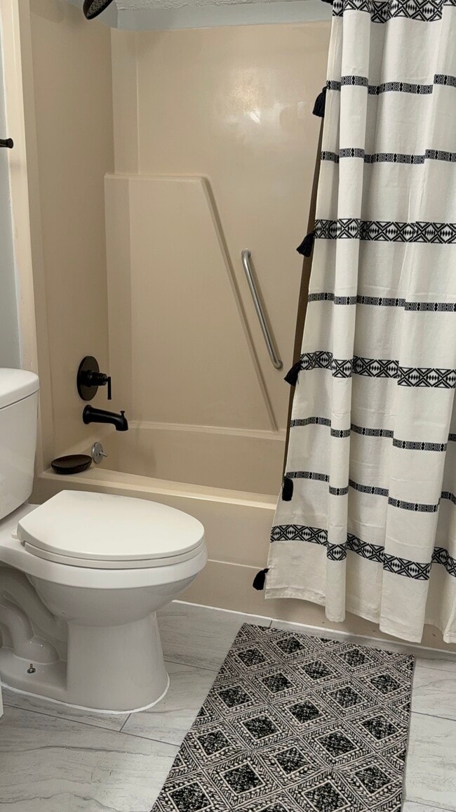 Full bathroom Tub and Shower 2 - 117 Baybridge Dr