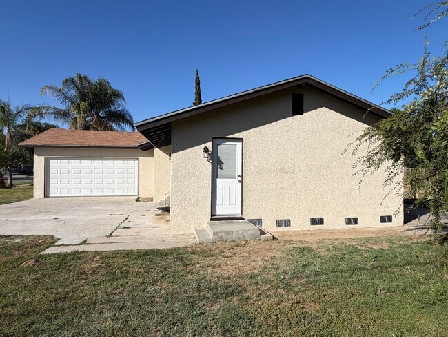 Building Photo - One of the Best Deals in SW Bakersfield on this Gorgeous Home