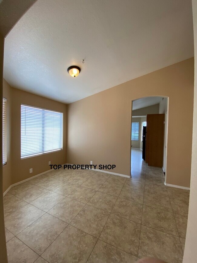 Building Photo - 3 BED 2 BATH IN AHWATUKEE!