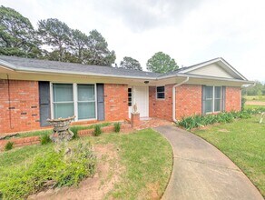 Building Photo - 635 Summit Dr