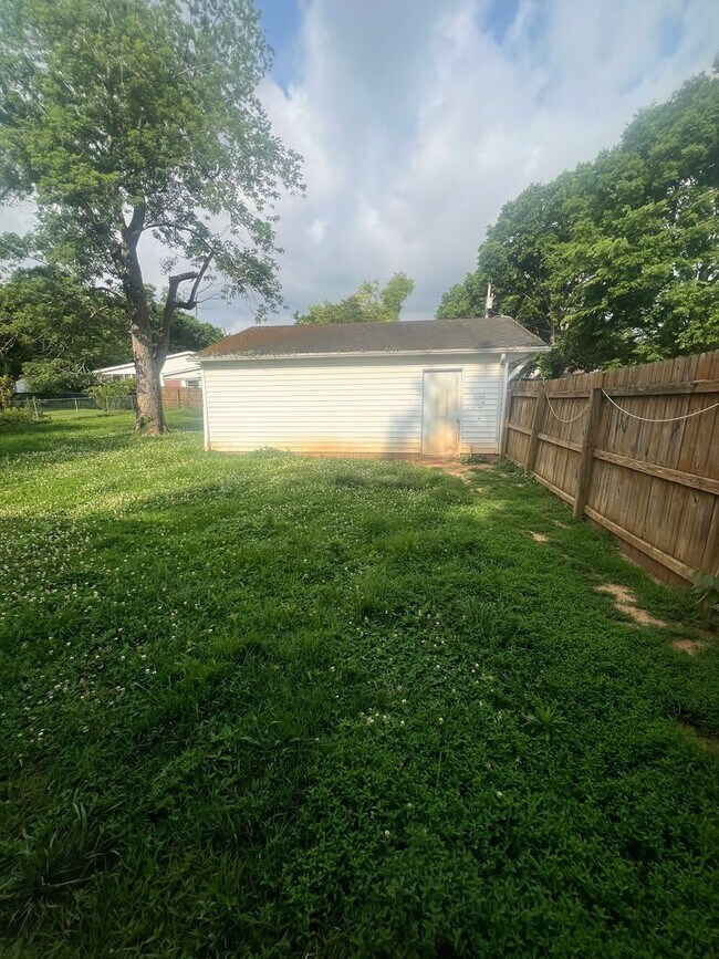 Building Photo - 3 Bed/1.5 Bath House