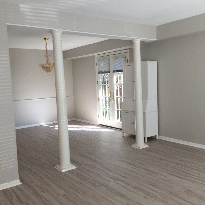 Looking from Living Room to Dining Room and Patio - 2100 Tanglewilde St