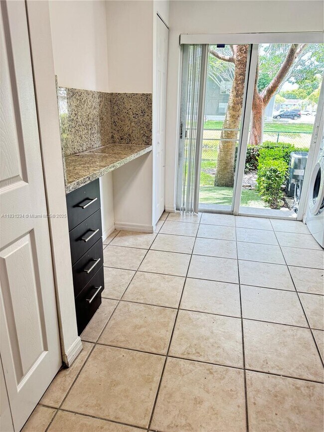 Foto del edificio - 7900 NW 6th St