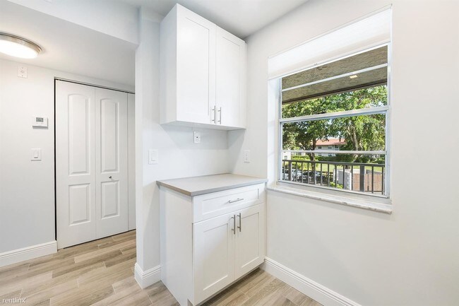 Building Photo - 2 br, 2 bath Condo - 8750 Royal Palm Blvd