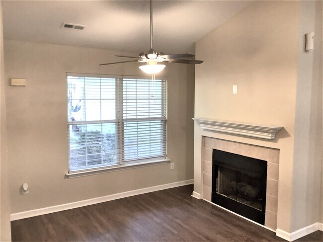 Building Photo - 1208 Williamsburg Dr