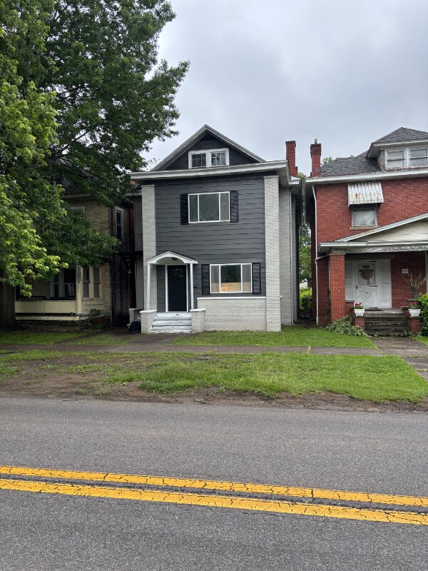Primary Photo - 419 8th Ave