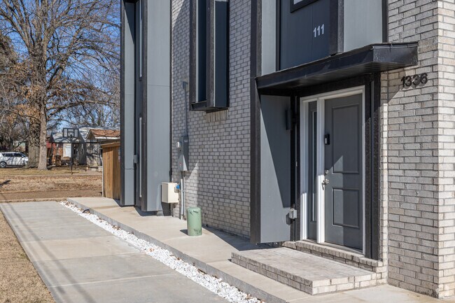 Building Photo - 1336 S West Ave