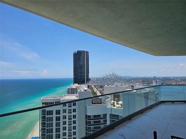 Foto del edificio - 18975 Collins Ave