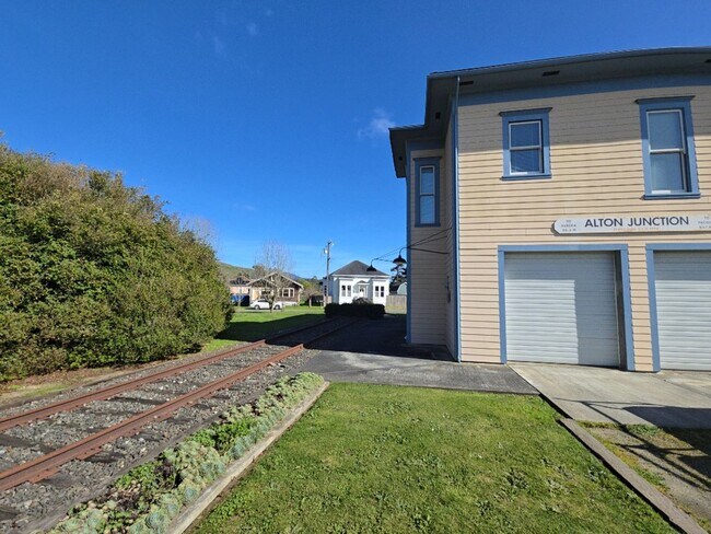 Foto del edificio - Distinctive Alton home offers charming living opportunity!