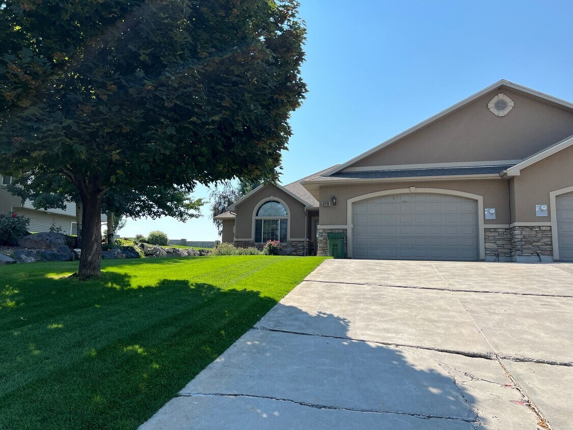 Foto principal - Stunning 5 bed 3.5 bath home on the hill i...