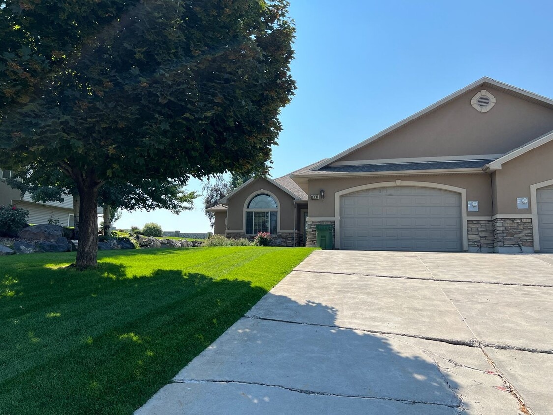 Primary Photo - Stunning 5 bed 3.5 bath home on the hill i...