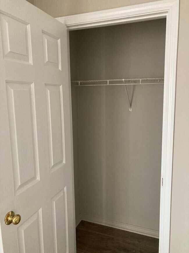 Building Photo - 3 Bedroom, 1.5 bath townhome!