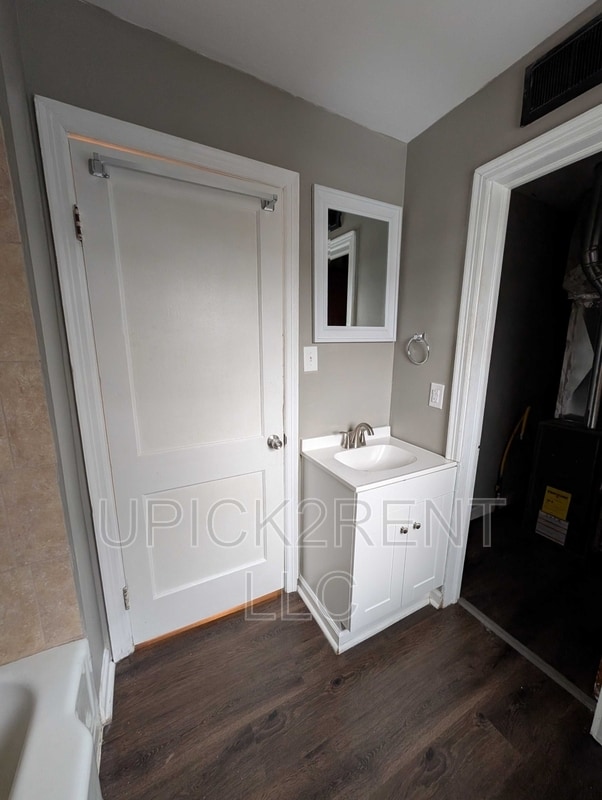 Foto del edificio - 215 S Ewing St