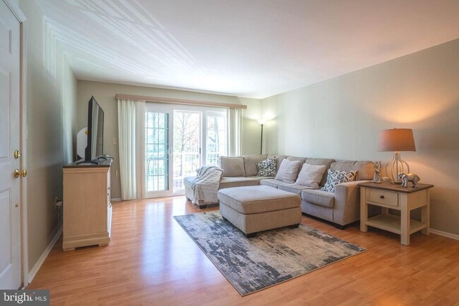 Building Photo - 27 Chambord Ct