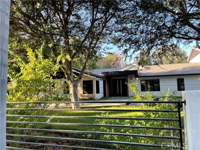 Building Photo - 5201 E Crescent Dr