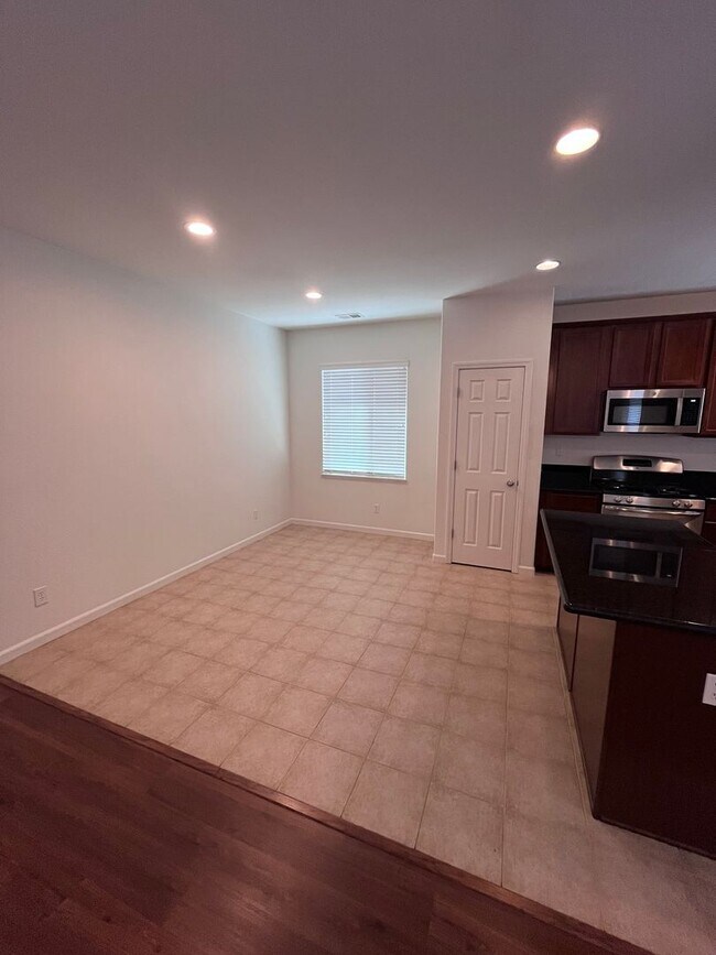 Foto del edificio - BEAUTIFUL UPDATED HOME IN WEST ROSEVILLE!!