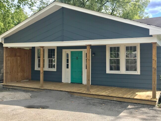 Building Photo - 1102 Kirkland Ave