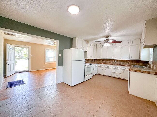 Foto del edificio - 2-bedroom, 1-bath home in Maxey Park