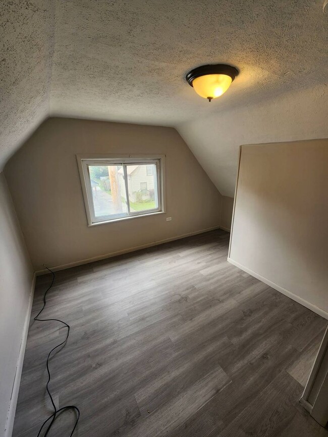 Building Photo - Charming 3-Bedroom Property in Prime Location