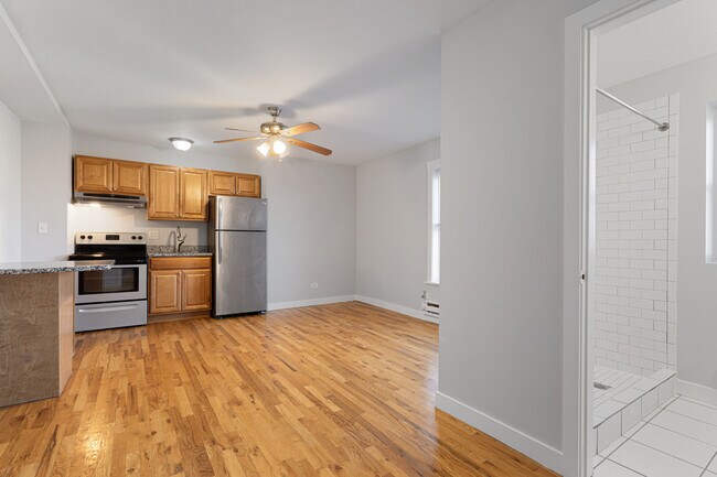 Foto del edificio - 7450 N Greenview Ave