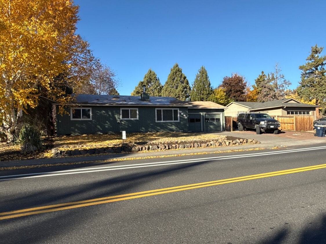 Foto principal - NE 3 Bdrm House, 2 Bath, New Carpet & Pain...