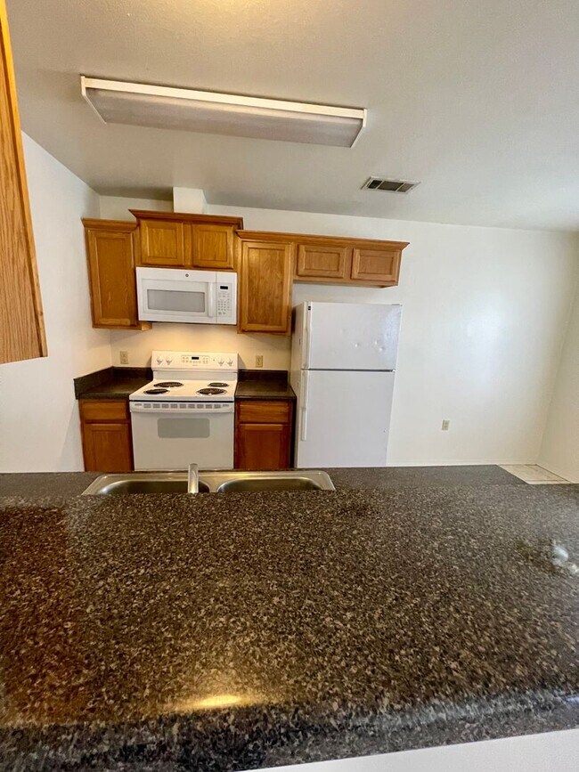 Building Photo - Cozy 3B/2B Duplex located Coming in Mid Fe...