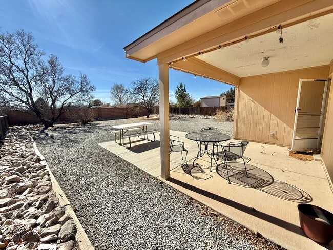 Building Photo - Beautiful Updated 3 Bedroom / 2 Bathroom Home in Prime Rio Rancho Location