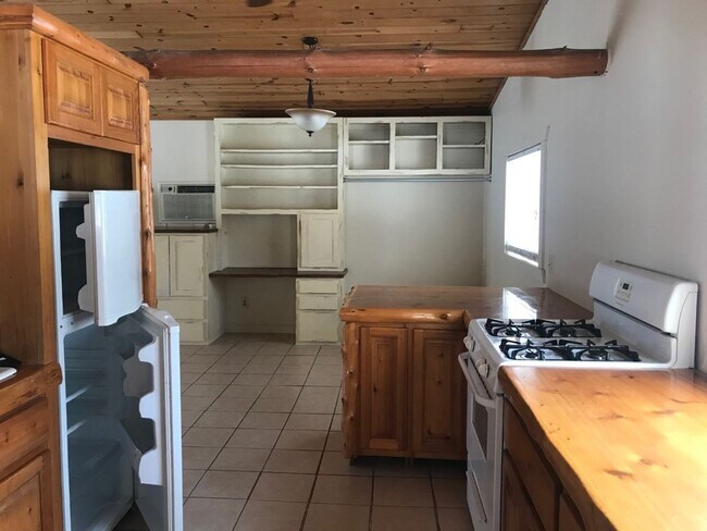 Building Photo - 1 Bedroom, 1 Bathroom Single Family Home i...