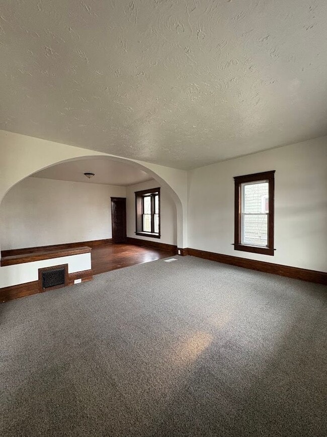 Foto del edificio - Large 4 bedrooms 2 full bathroom home for rent