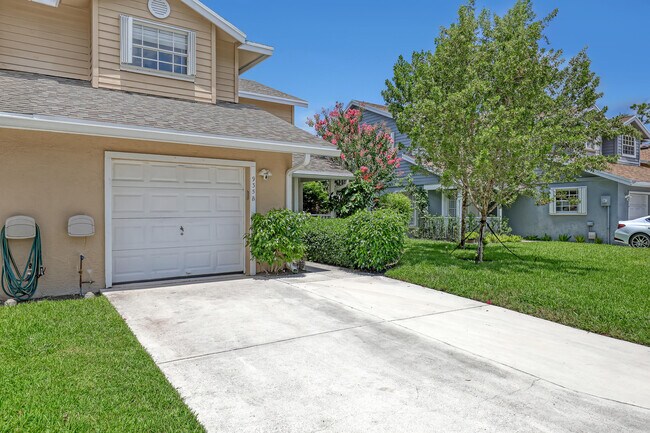 Foto del edificio - 935 Honeytree Ln