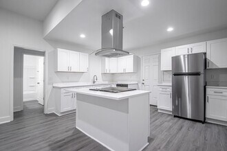 Building Photo - 306 S Schiller St