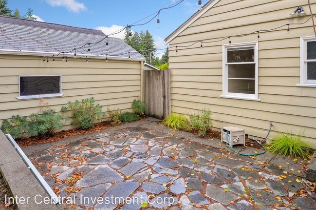 Building Photo - 3 br, 1 bath House - 14343 Interlake Ave N