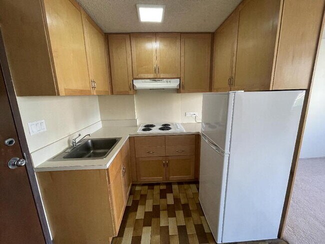 Building Photo - KAPIOLANI TERRACE studio, pkg, sec, A/C, l...