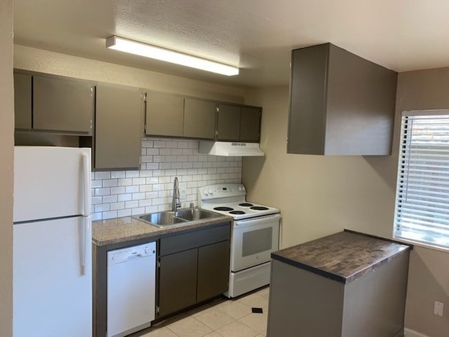 Building Photo - Modern 1 bed 1 bath in Midtown!