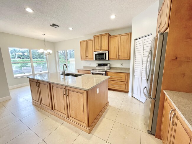 Building Photo - 10820 La Salinas Cir