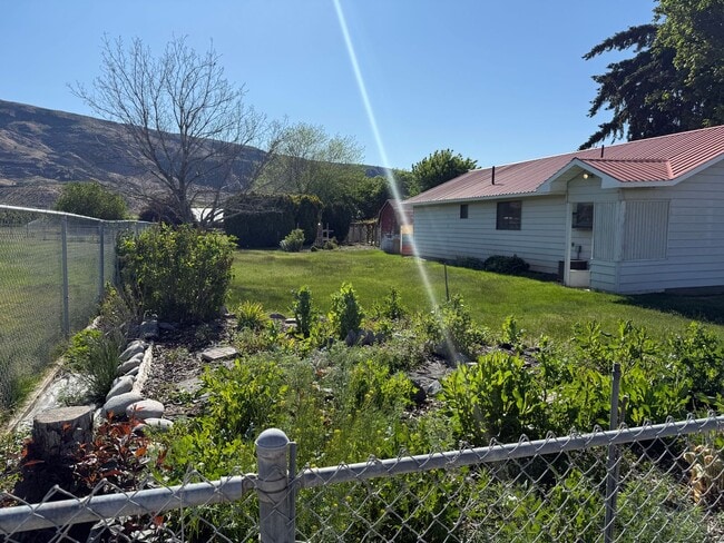 Building Photo - Adorable 1970's Farmhouse - 3 bed 1 bath