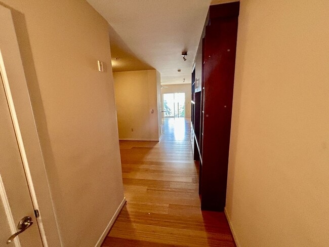 Building Photo - Fantastic Studio Apartment with 2 parking spaces included! AVAILABLE NOW!