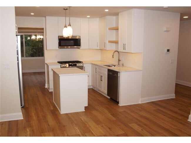 Building Photo - 330 Pondridge Cir