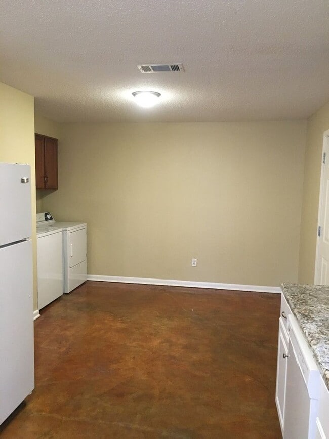 Building Photo - 2/1 with w/d