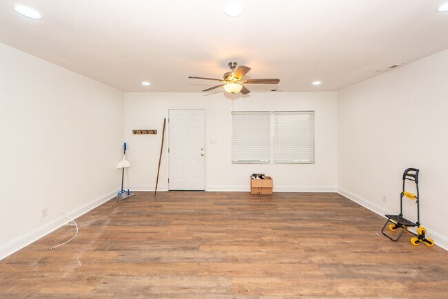 Building Photo - 4 Bedroom 2 Bath Home in Pinewood Vista - North Charleston