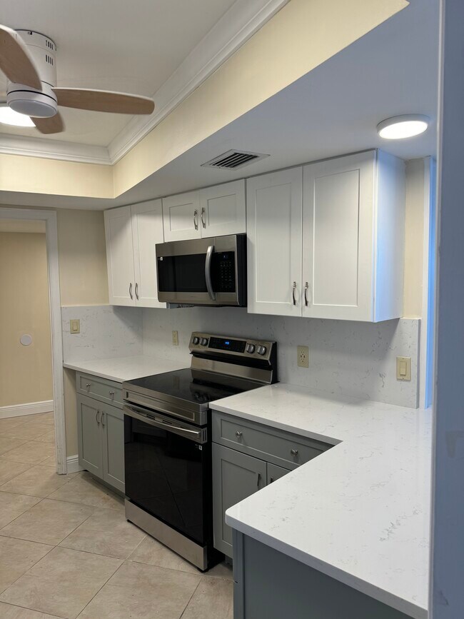 Complete renovated kitchen - 11811 Avenue Of Pga