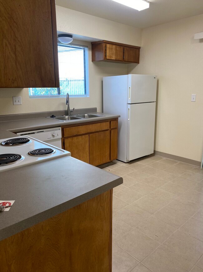 Kitchen - 921 W Sacramento Ave