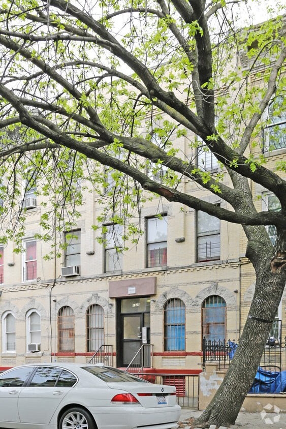 Building Photo - 1327 Hancock St