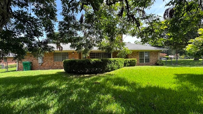Building Photo - 809 Atlow Dr