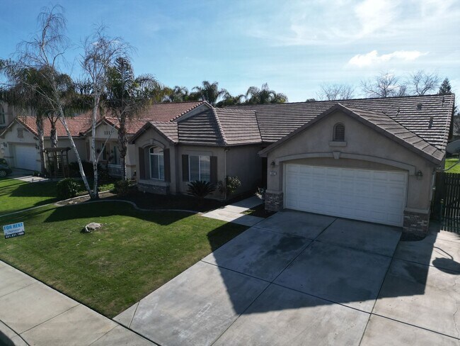 Building Photo - Spacious and inviting 4-bedroom, 2-bathroom home in a desirable Bakersfield neighborhood!