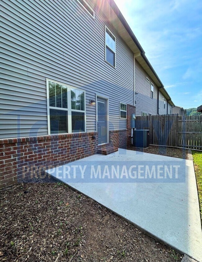 Foto del edificio - Modern, Upscale Townhouse w/ attached Garage!