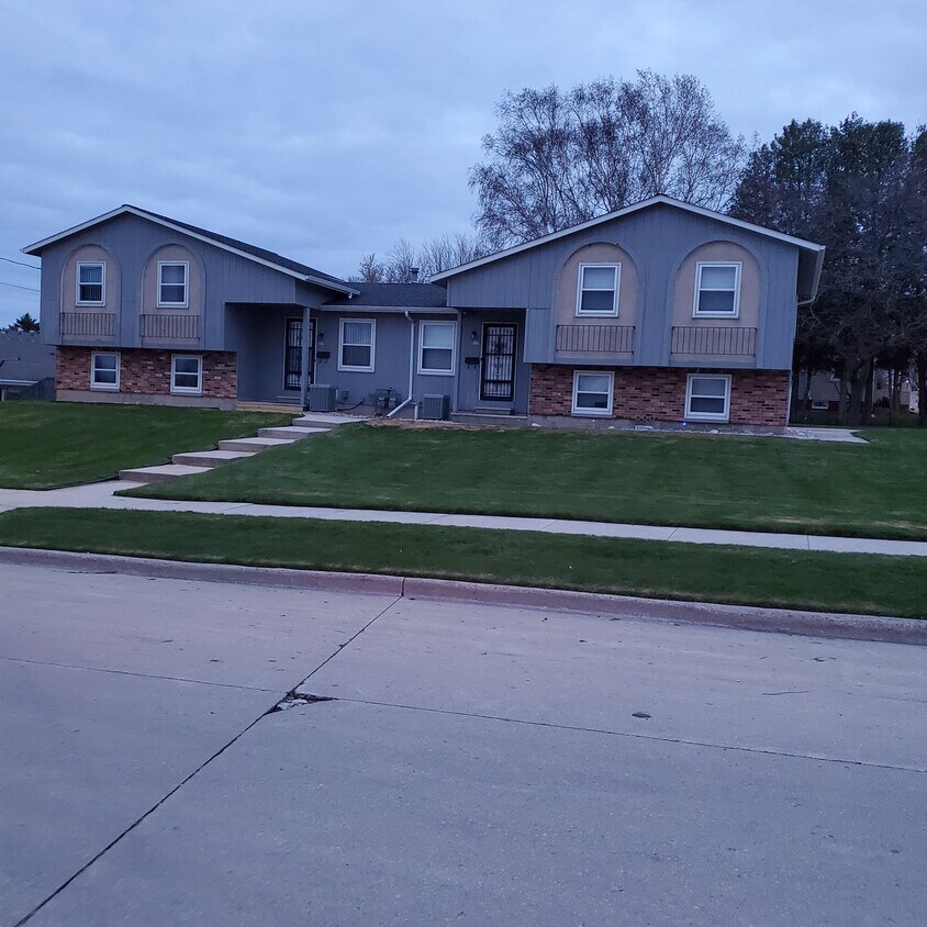 717 Magnolia Ave, Manitowoc, WI 54220 Townhome Rentals in Manitowoc