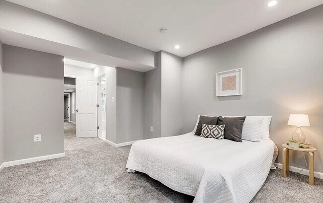 Foto del edificio - Charming 3 Bedroom/2.5 Bathroom Townhome in Beautiful Upper Fells Point!