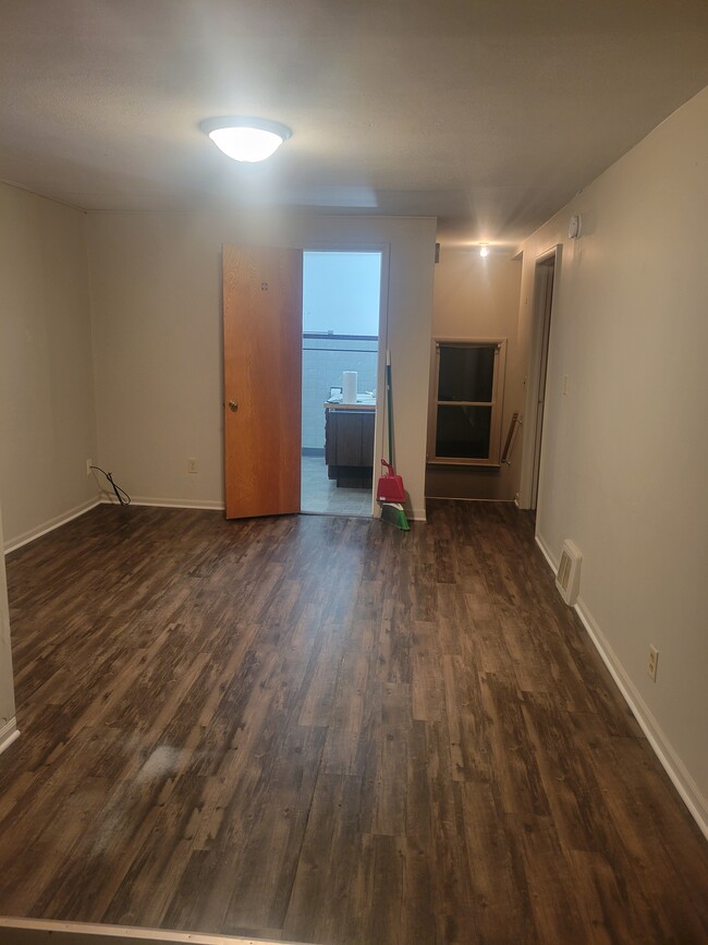 11x15 bedroom - 605 Lakeland Dr SE